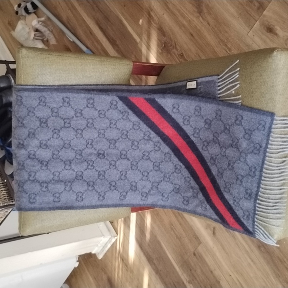Gucci Gray and Red Men's Scarf - Picture 4 of 4